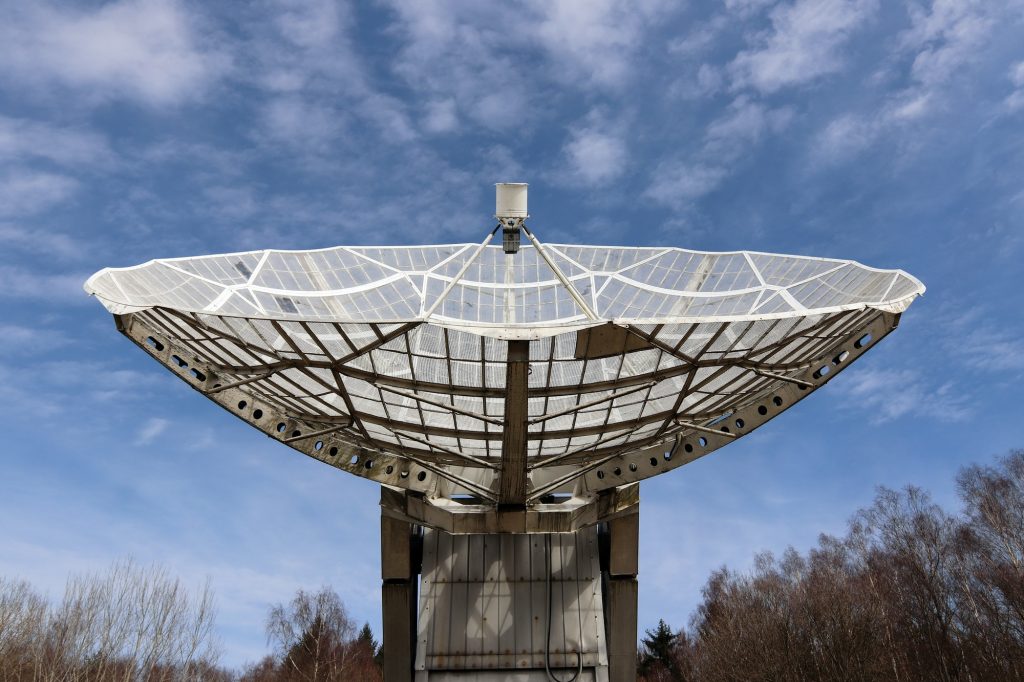 Radio telescope focus to the sky